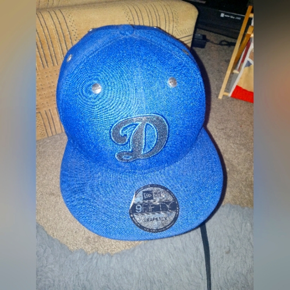 "D" adjustable size men's hat